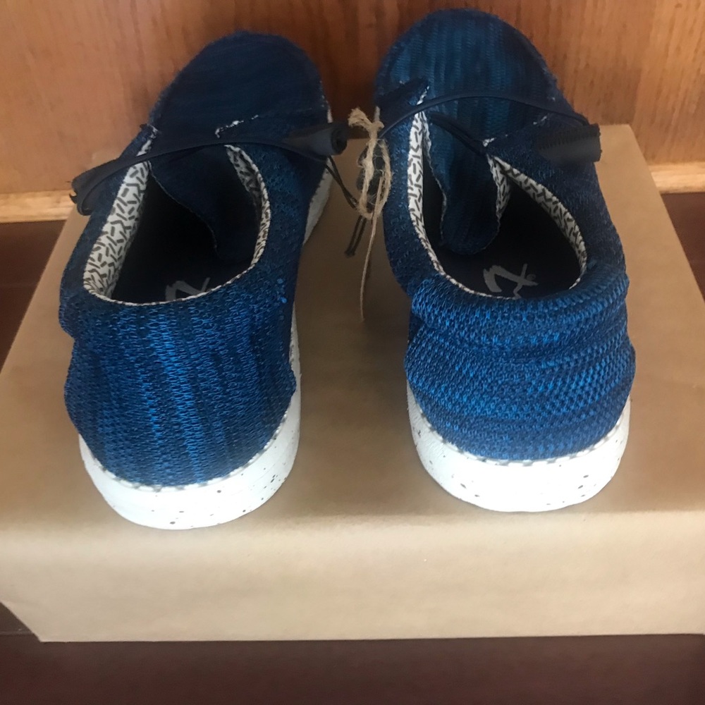 "Brand-New" ON SALE NOW SEVEN -7  MALIBU slip on sneakers  60% DISCOUNT - Picture 4 of 10